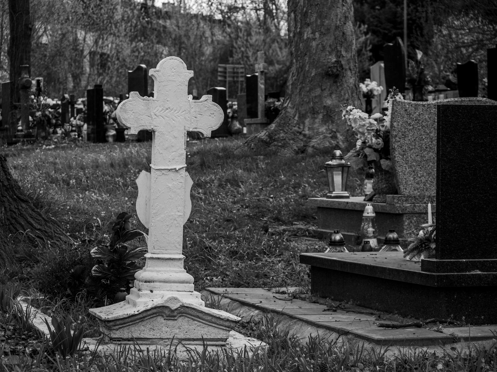 Tradycyjne wielkanocne panietkę z jajkami i produktami spożywczymi przygotowane do świętowania w Grajewie