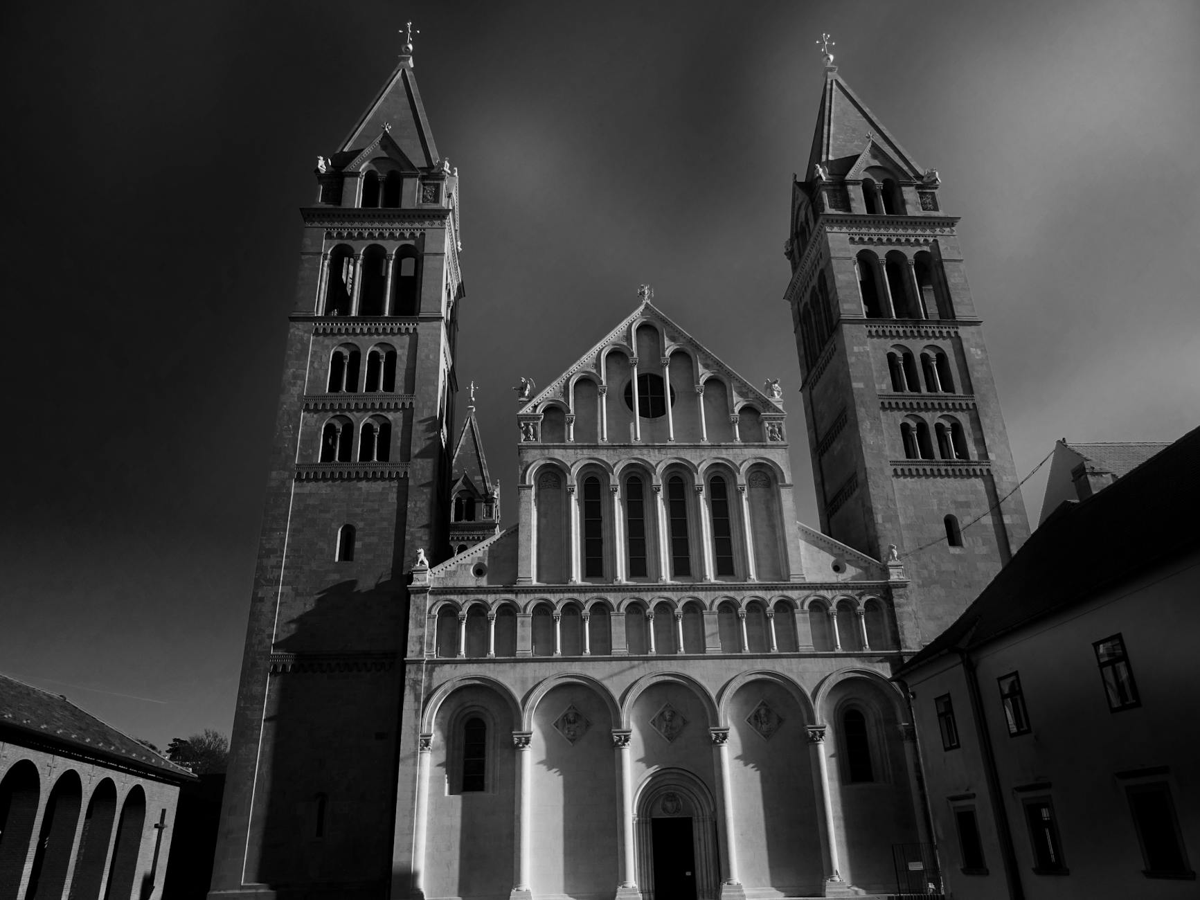 Prezes Zarządu PEC Grajewo podczas oficjalnego oświadczenia, podkreślający inwestycje w rozwój miasta.